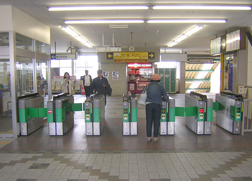 相鉄さがみ野駅 改札を出ます