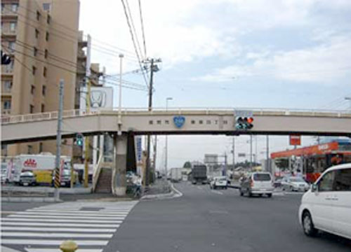 大和方面からは「東原4丁目」歩道橋手前、コナミで左折します