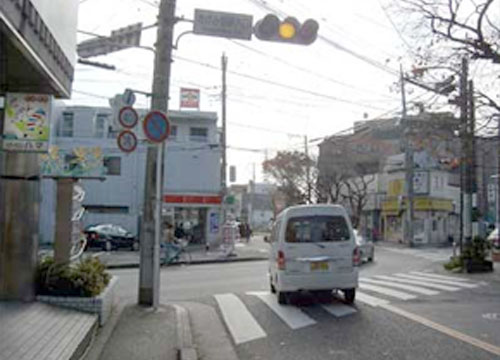 サンクス手前を左折すると駐車場です