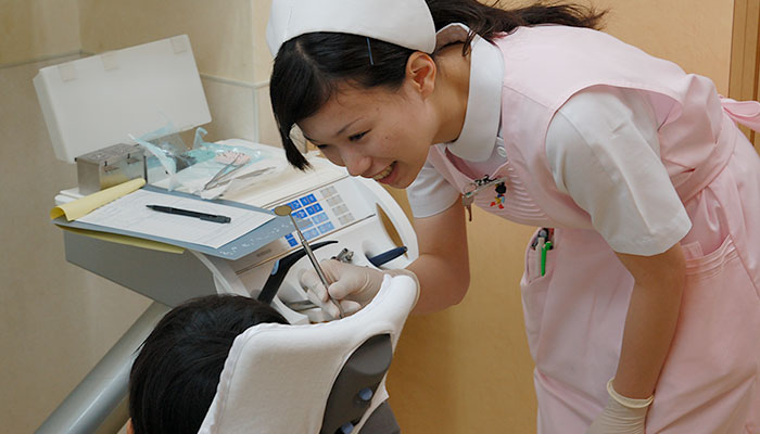 検診、メンテナンスは、歯周病などの再発を防ぎ、お口の健康を維持するための、定期的な治療です。